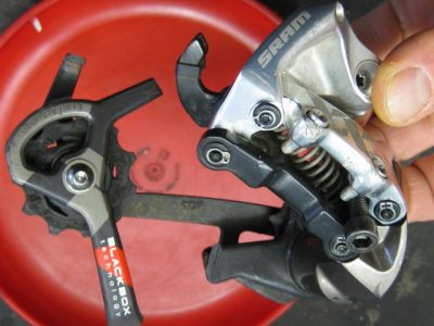 Oprava vylomeného háku přehazovačky na kole Kona Hei hei. (kinked hanger kona)