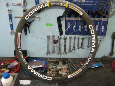 Oprava vytrženého košíku z karbonového rámu Specialized S-Works.