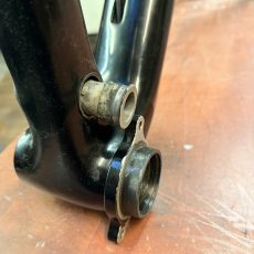 Výměna pouzdra hlavního čepu kyvky na Treku Fuel.