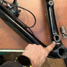 Výměna pouzdra hlavního čepu kyvky na Treku Fuel.