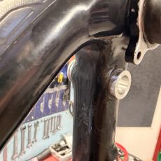 Výměna pouzdra hlavního čepu kyvky na Treku Fuel.