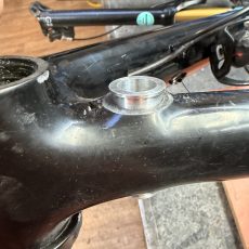 Výměna pouzdra hlavního čepu kyvky na Treku Fuel.