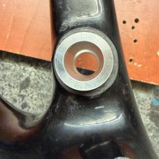 Výměna pouzdra hlavního čepu kyvky na Treku Fuel.