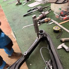 Výměna pouzdra hlavního čepu kyvky na Treku Fuel.