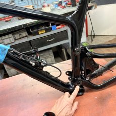 Výměna pouzdra hlavního čepu kyvky na Treku Fuel.